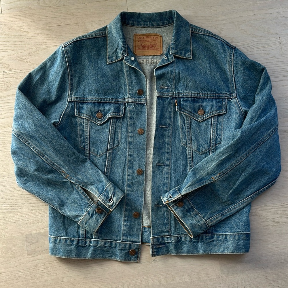 Levi’s Vintage men’s jackets fits like a women’s large